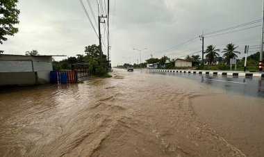ฝนถล่มโคราชน้ำป่าไหลหลากท่วมถนนสายพิมาย-ชุมพวง รถเล็กสัญจรลำบาก