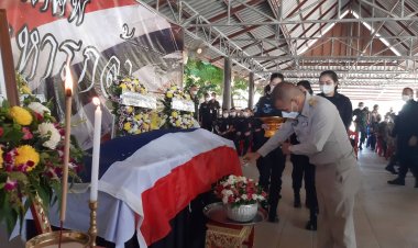 ผู้ช่วยเลขาธิการ ศอ.บต. ร่วมพิธีวางหรีดเคารพศพ"สิบเอก สมหมาย"เหยื่อบึ้มหนองจิก