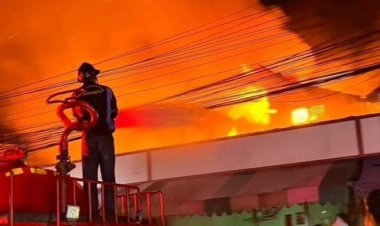 ไฟไหม้ลุกโชนเผาวอด! บ้านไม้สักเจ้าของตลาดย่านบางบัวทองสูญกว่า2ล้านบาท