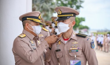 ผู้บัญชาการโรงเรียนนายเรือ ประดับเครื่องหมายนักเรียนบังคับบัญชา ชั้นปีที่ 5 จำนวน 38 นาย