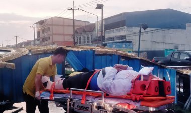 พิจิตรลมพายุพัดซุ้มเฉลิมพระเกียรติพังล้มทับรถจักรยานยนต์บาดเจ็บหามส่ง รพ.