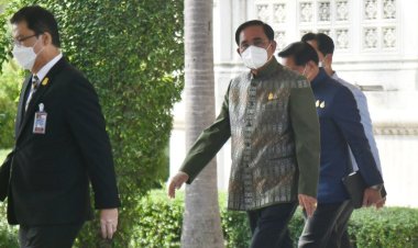 "บิ๊กตู่" บอก ยังเป็นนายกฯ อยู่ -"บิ๊กป้อม" สีหน้าสดใส ปัดตอบคุยเพื่อไทยตั้งรัฐบาล