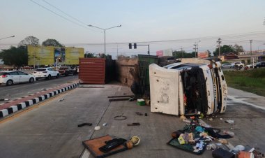 พิจิตรรถบรรทุกตู้คอนเทรนเนอร์ขับทิ้งโค้งพลิกคว่ำสี่แยกข้างโรงเรียนยอแซฟโชคดีที่เป็นวันหยุด