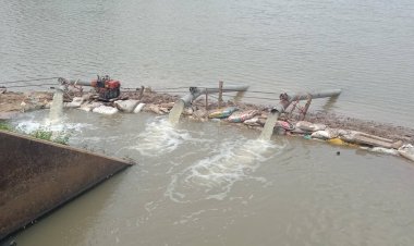 ฝนเทเติมชลประทานเตรียมสูบลงคลองน้ำสาขาช่วยเกษตรกรเดือดร้อนหน้าแล้ง