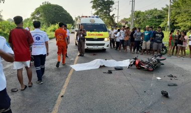 สลด!หนุ่มดวงซวยขี่จยย.บนถนนตามปกติ ถูกรถพ่วง 18 ล้อเลี้ยวตัดหน้า ชนเข้าอย่างจังดับคาที่