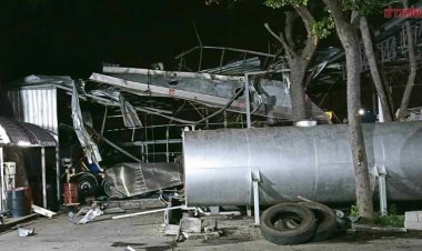 รถบรรทุกน้ำมันจอดซ่อม บึ้มสนั่น คนงานดับ 2 บ้านเรือนพังกระจุย เละเทะ