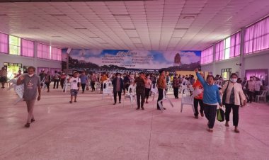 ชาวบ้านฮือบุกพบนอภ.น้ำพองทวงเงินฌาปนกิจสงเคราะห์ค้างจ่าย 420 ศพ