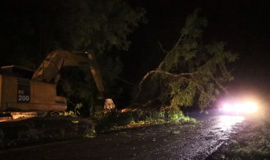 พิจิตรเข้าสู่ฤดูฝนวันแรกเจอพายุถล่มอาคารพังทับเด็กนักเรียนตาย 6 เจ็บ 18 ราย