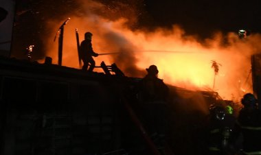 ระทึกกลางดึก!ไฟไหม้บ้านไม้ย่านดุสิตลามวอด 7 หลัง คาดไฟฟ้าลัดวงจร