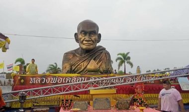 ฝนตกลมแรงพัดโดมพังยับ ชาวบ้านเชื่อปาฏิหาริย์หลวงพ่อเคลือบองค์ใหญ่คลาดแคล้ว!!