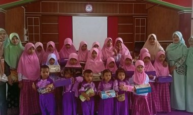 รวมน้ำใจ มอบรองเท้า - ชุด - ทุนการศึกษา ให้ นร.กำพร้า ยากจน จชต. 157 ราย ขาดอีก 89 คน