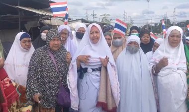 “พ่อค้า-แม่ค้า”ตลาดนัดชุมชนแยกพระพุทธ อ.เทพา เกือบ 100 คนวอนขอขายของที่เดิม