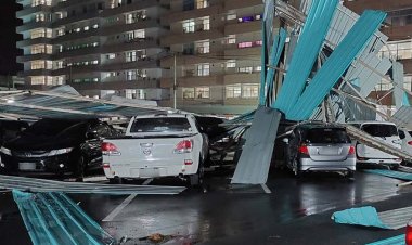 พายุถล่มโรงพยาบาลชัยภูมิ หลังคาปลิวว่อนหล่นทับรถยนต์ยับ 14 คัน