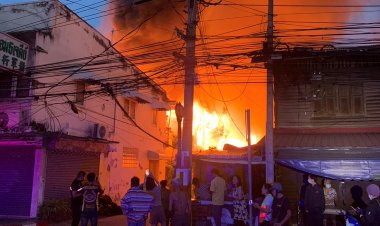 ระทึก!เพลิงไหม้ห้องแถวไม้ รับอรุณ ซอยวุฒากาศ 18-20 เขตธนบุรี