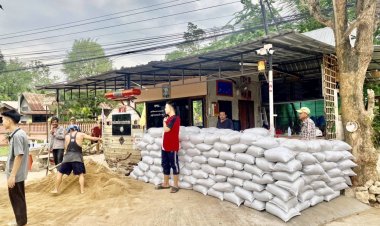 "ผู้ใหญ่หมี" นำชาวบ้านและเยาวชน สร้างบังเกอร์เป็นแนวป้องกันป้อม ชรบ.หลังถูกรถยนต์พุ่งชนเสียหาย