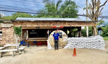 "ผู้ใหญ่หมี" ตั้งแนวบังเกอร์ ป้องกัน ป้อม ชรบ.หลังถูกรถยนต์พุ่งชนเสียหาย