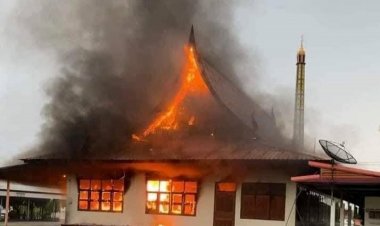 นาทีระทึก..ไฟไหม้ศาลาวัดหนองบัวทุ่ง พระ-เณรหนีอลหม่าน