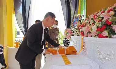 "สมเด็จพระสังฆราช" โปรดประทานผ้าไตรดอกไม้จันทน์และเงินช่วยเหลือให้นายประดิษฐ์มอบให้ครอบครัวผู้เสียชีวิตจากเหตุวาตภัยที่ จ.พิจิตร