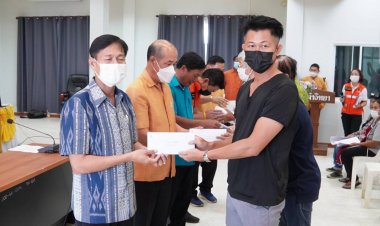 ผู้ว่าฯศรีสะเกษมอบเงินช่วยเหลือให้แก่ผู้ประสบอุทกภัยตำบลน้ำคำ