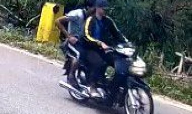 ระทึก!ชายฉกรรณ์ใช้อาวุธปืนจี้สาวใหญ่ก่อนชิงรถจักรยานยนต์ หลบนี้อย่างลอยนวล