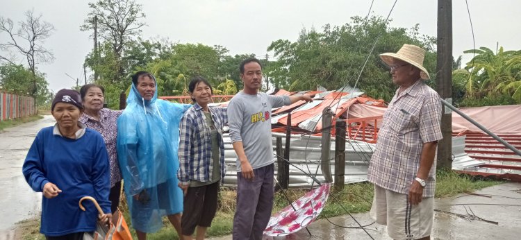 พายุฤดูร้อน พัดถล่มโคราช ทำฉางข้าว ป้ายหาเสียง และเสาไฟฟ้าโค่นเสียหายยับ