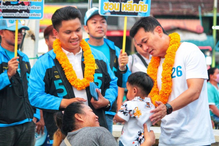 ดร.เอ้ - สุชัชวีร์ สุวรรณสวัสดิ์ ควงทนายสุขสันต์  มิสสาจันทร์  เดินหาเสียงศรีราชาขอคะแนนเสียงผู้ใช้แรงงาน