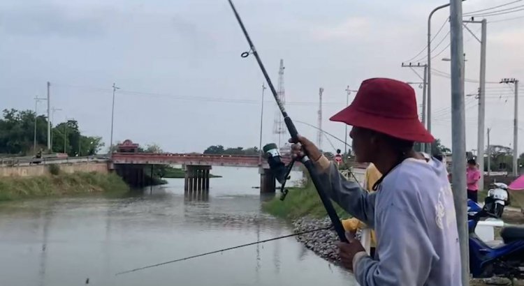 คนพิมายเฮ!ฝนตกเติมลำน้ำธรรมชาติแห่ทอดแหจับปลากันคึกคัก