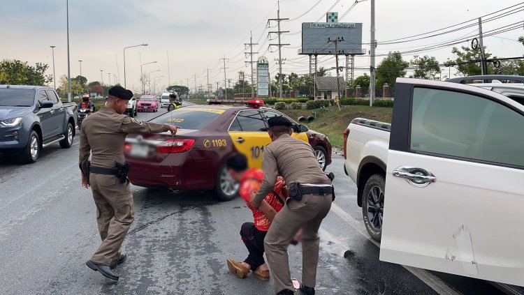 ตำรวจทางหลวงไล่ล่าแก๊งขนต่างด้าวหลบหนีเข้าเมือง ซิ่งรถหนีตำรวจกว่า 30 กม.กว่าจะยอมจำนน