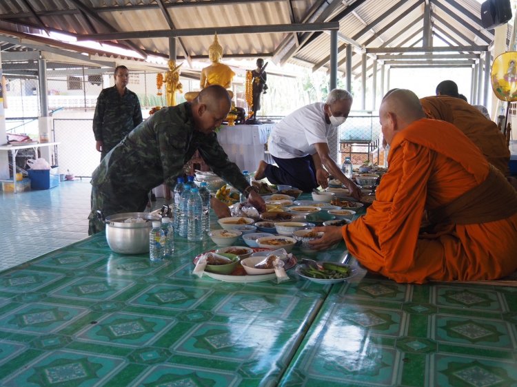 ผอ.ศปพร. ร่วมกับพี่น้องประชาชนในพื้นที่ ทำบุญ ถวายเพลพระ ทำนุบำรุงพระพุทธศาสนา ณ วัดรัตนานุภาพ จ.นราธิวาส