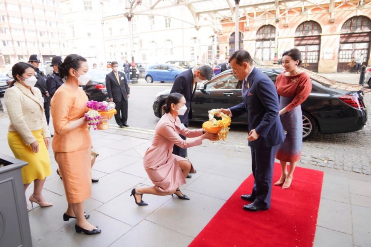 ในหลวง พระราชินี เสด็จฯ ถึงอังกฤษ ทรงร่วมพระราชพิธีบรมราชาภิเษกกษัตริย์ชาร์ลส์ที่ 3