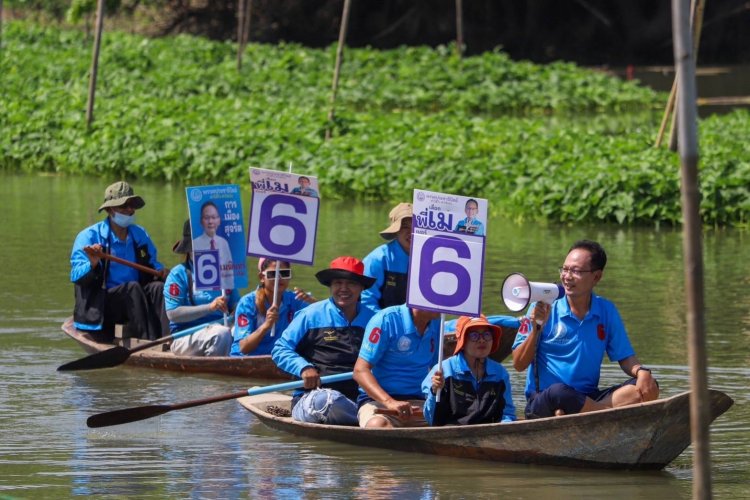 ‘เมฆินทร์’ ลงเรือลุยขอคะแนนประชาชนริมคลองสองพี่น้อง เผยโค้งสุดท้ายตลุยหาเสียงเน้นหนักนโยบาย