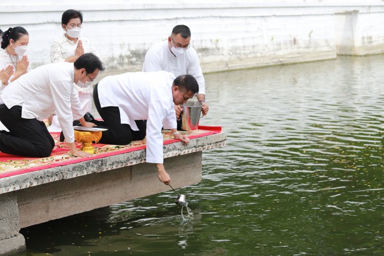 พ่อเมืองชลบุรีตักน้ำศักดิ์สิทธิ์ประกอบพิธีอัญเชิญ "ต้นปรมตฺถสิริมหาโพธิ์ หน่อเนื้อพุทธางกูร"