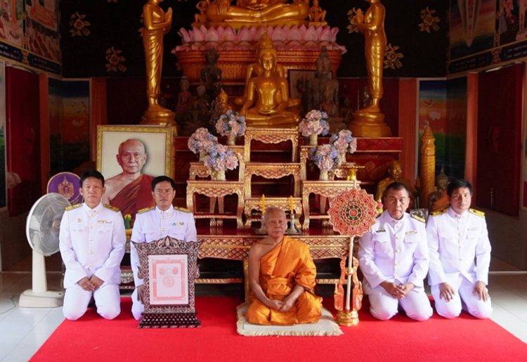 พุทธศาสนิกชนแห่ร่วมฉลองสัญญาบัตร พัดยศ พระครูปุญญธรรมสุนทร เจ้าคณะตำบลผือใหญ่