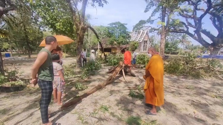 ระทึก!เกิดเหตุฟ้าผ่ากลางวัด “หลังคากุฎิ”โชคดี เจ้าอาวาสและพระปลอดภัย