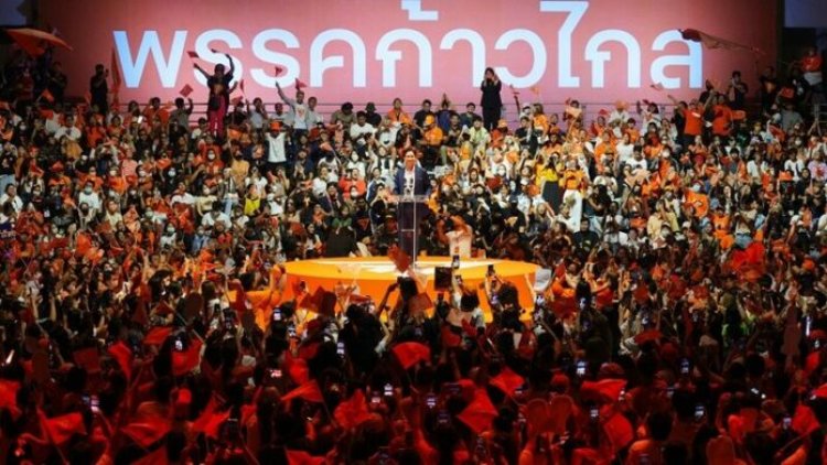 “พิธา”ปราศรัยก้าวไกลโค้งสุดท้าย ย้ำพร้อมเป็นนายกฯ นำพาประเทศไปสู่อนาคต