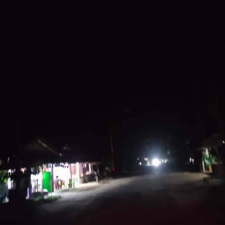 ฟ้องด้วยภาพ ถนนเข้าสู่หมู่บ้านมืดสนิท เยาวชนล่ารายชื่อยื่น อบต.ขอไฟสว่างถนนเข้าหมู่บ้าน
