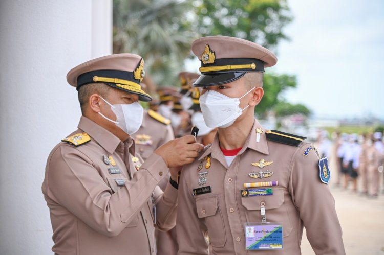 ผู้บัญชาการโรงเรียนนายเรือ ประดับเครื่องหมายนักเรียนบังคับบัญชา ชั้นปีที่ 5 จำนวน 38 นาย