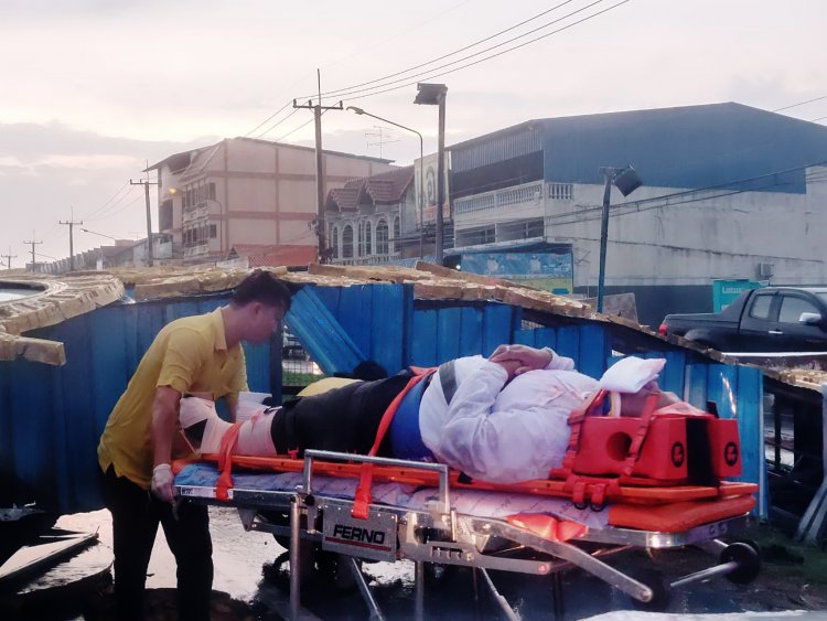 พิจิตรลมพายุพัดซุ้มเฉลิมพระเกียรติพังล้มทับรถจักรยานยนต์บาดเจ็บหามส่ง รพ.