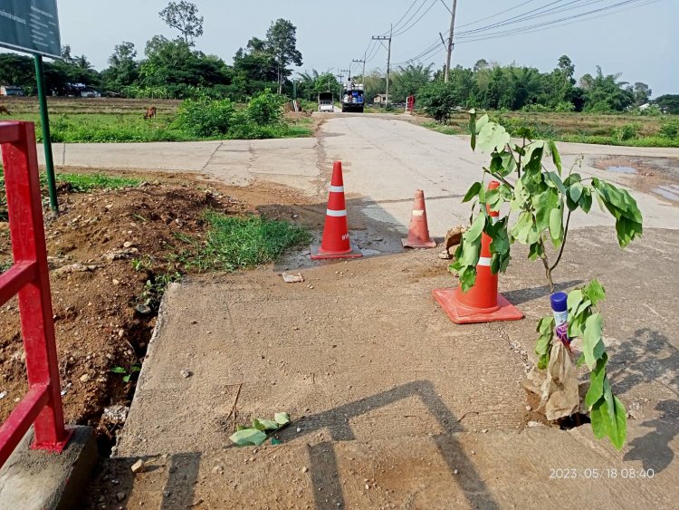 ชาวแม่สอดวอนเร่งซ่อมแซมคอสะพานชำรุด หลังเปิดใช้งานเพียง 2 เดือน  ที่ ต.แม่ปะ หมู่ 3