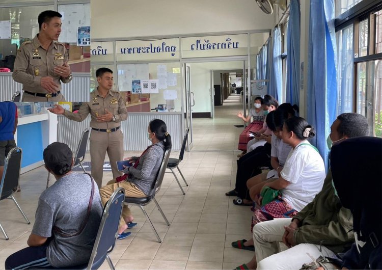 นอภ.สบเมย รณรงค์ให้ผู้มาใช้บริการด้านงานทะเบียนราษฎร์ ลงทะเบียน แอปTHAi D
