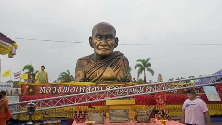 ฝนตกลมแรงพัดโดมพังยับ ชาวบ้านเชื่อปาฏิหาริย์หลวงพ่อเคลือบองค์ใหญ่คลาดแคล้ว!!