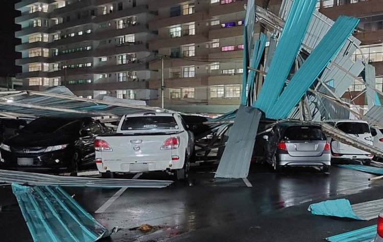 พายุถล่มโรงพยาบาลชัยภูมิ หลังคาปลิวว่อนหล่นทับรถยนต์ยับ 14 คัน