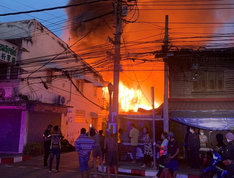 ระทึก!เพลิงไหม้ห้องแถวไม้ รับอรุณ ซอยวุฒากาศ 18-20 เขตธนบุรี