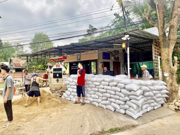 "ผู้ใหญ่หมี" นำชาวบ้านและเยาวชน สร้างบังเกอร์เป็นแนวป้องกันป้อม ชรบ.หลังถูกรถยนต์พุ่งชนเสียหาย