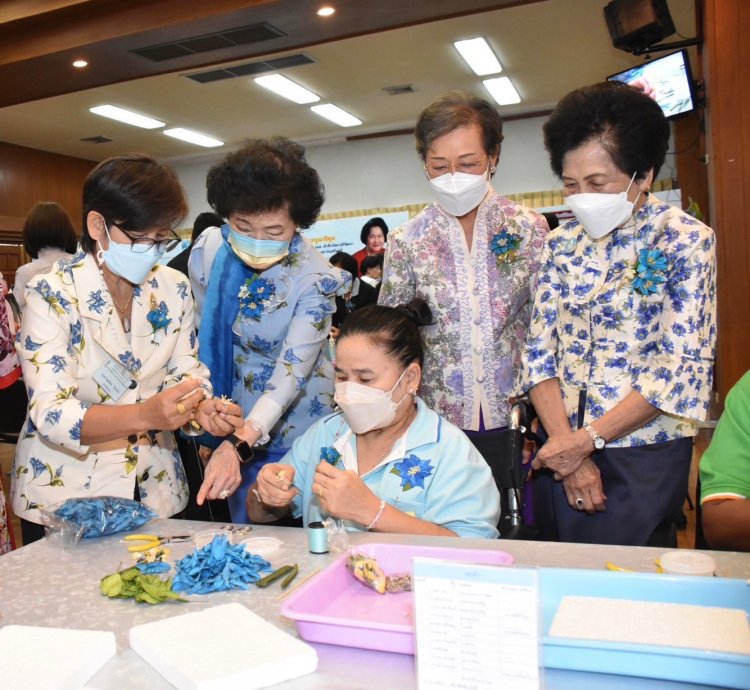 สมาคมสภาสังคมสงเคราะห์แห่งประเทศไทยฯอบรม "การประดิษฐ์ดอกแก้วกัลยา" สำหรับคนพิการ