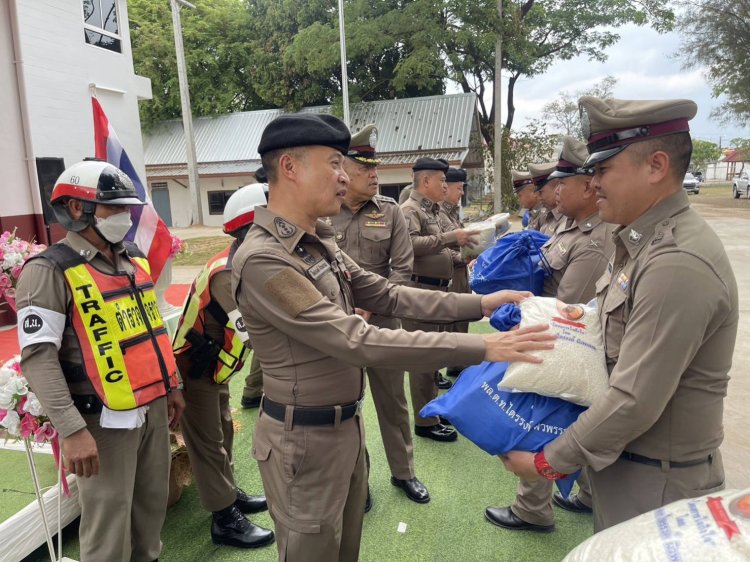 มูลนิธิพระราหูมอบทุนการศึกษาบุตร ธิดาและถุงยังชีพแก่ข้าราชการ ตร.สภ.เต่างอย