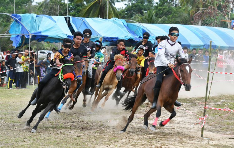 จัดกิจกรรมกีฬาสร้างคน คนรักม้าท้าความเร็ว ต้านยาเสพติด ครั้งที่ 2 นราธิวาส.