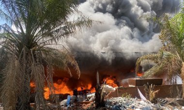 เพลิงไหม้ระทึกลุกท่วมโกดังอัดเม็ดพลาสติกเสียหายมูลค่ากว่า 40 ล้าน