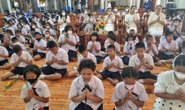 ก่อนหยุดยาว!   นำนักเรียน-ครูกว่า500คนร่วมพิธีถวายพระพรชัยมงคลสมเด็จราชินี