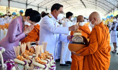 "นายกฯ" เป็นประธานในพิธีทำบุญตักบาตรถวายพระราชกุศล เนื่องในวันเฉลิมพระชนมพรรษา "พระราชินี"